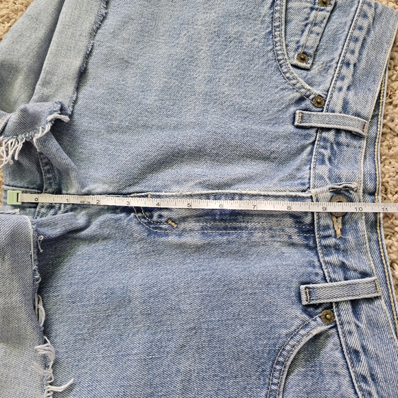 Vintage Levi's 519 Women's Light Wash Blue Denim Cutoff Shorts - Picture 10 of 14